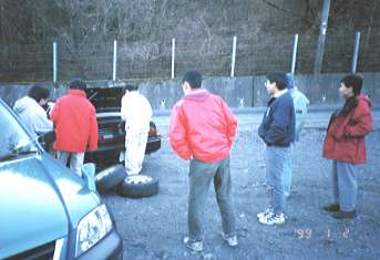 タイヤ履き替えの様子